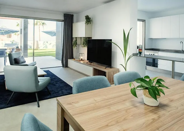 Macaronesia فيلة *