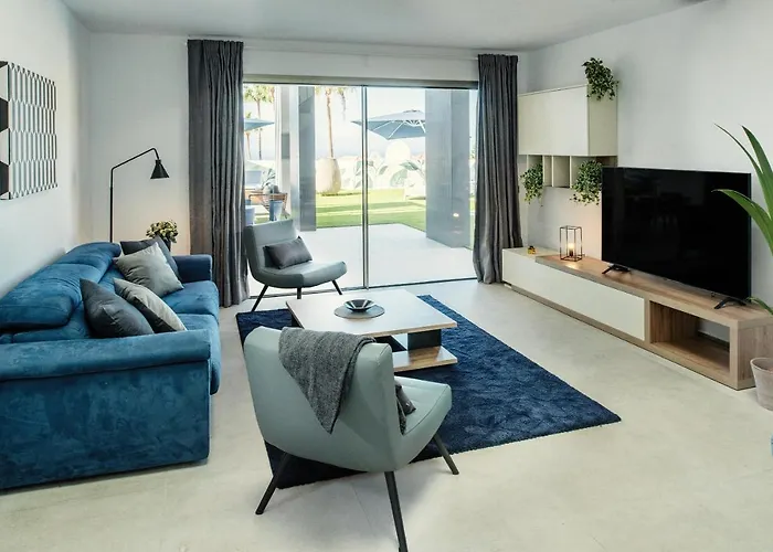 Macaronesia فيلة *