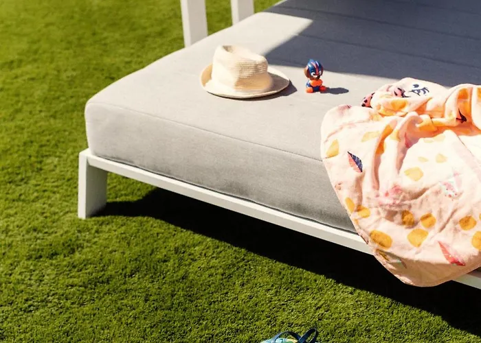 Macaronesia فيلة *